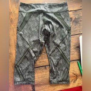 Lululemon crop leggings. Size 8, only worn 2-3 times.